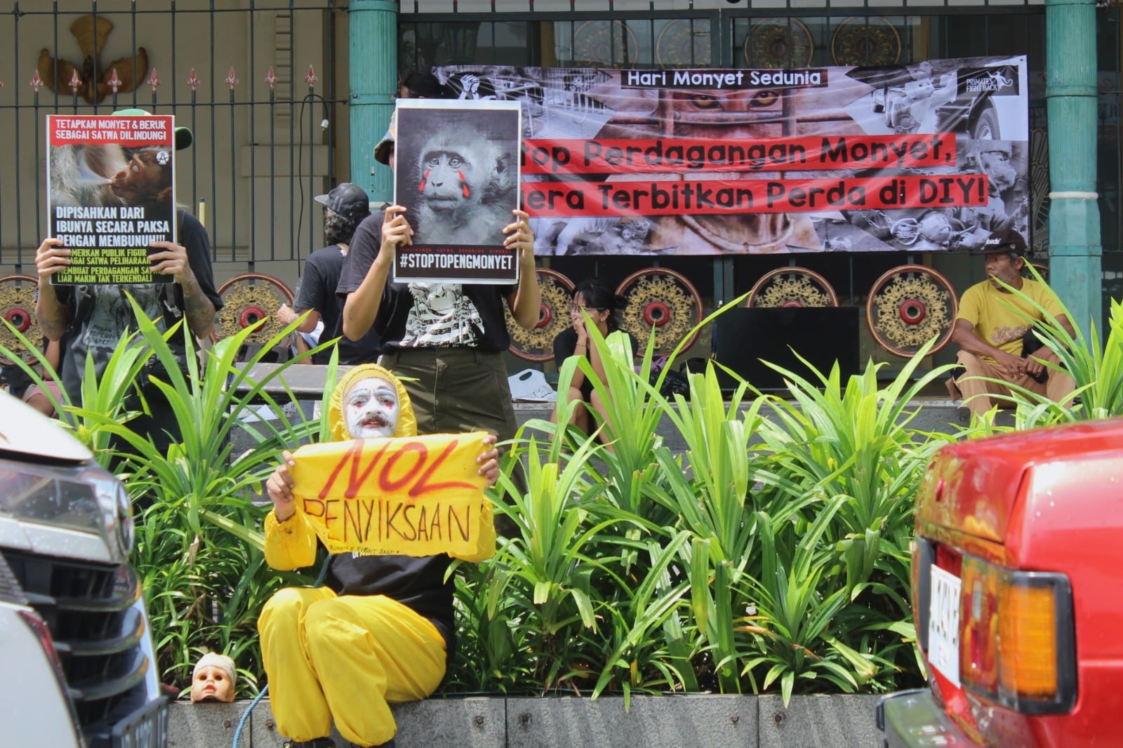 Aksi peduli monyet. MOJOK.CO