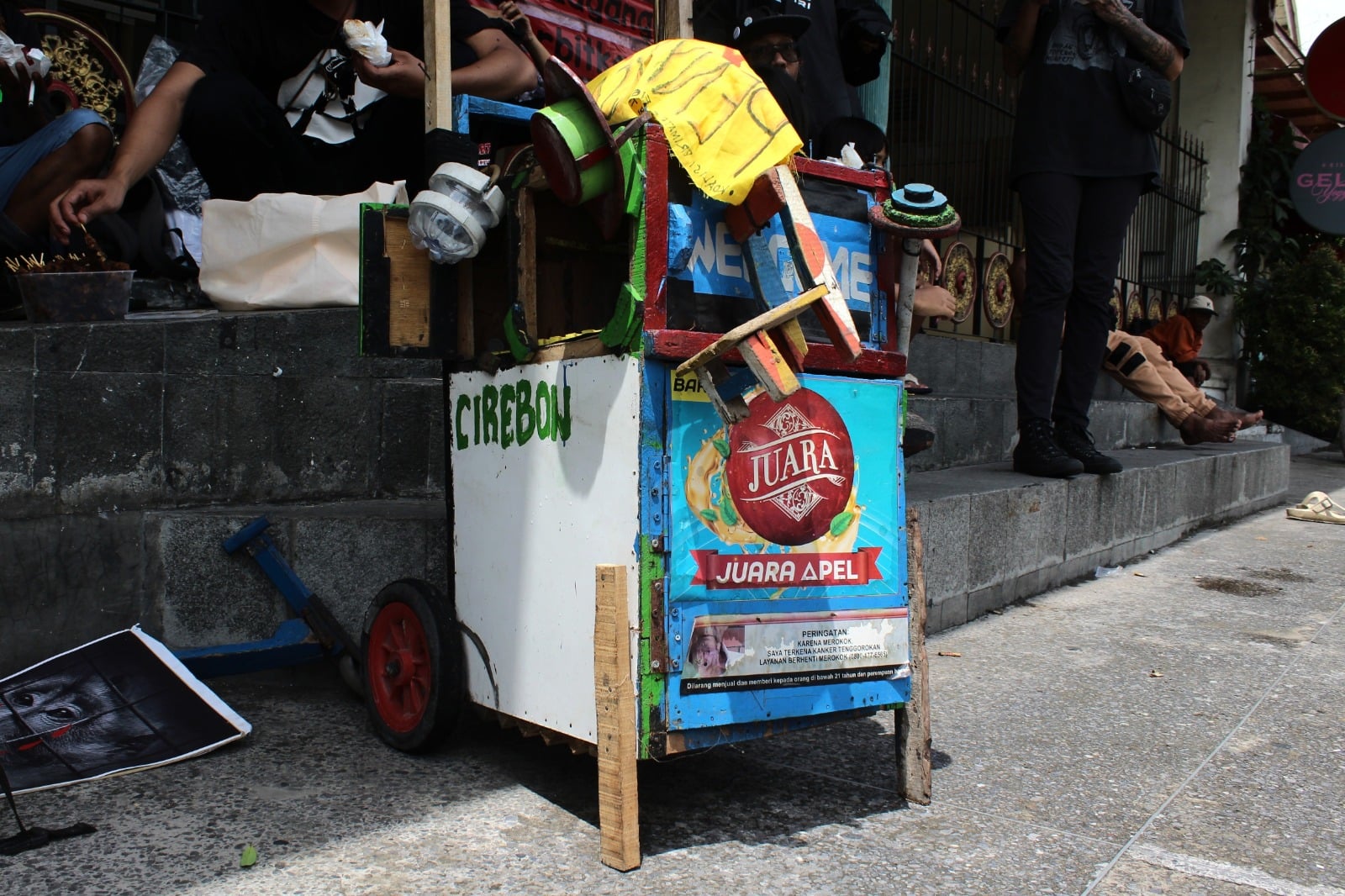 Alat topeng monyet. MOJOK.CO