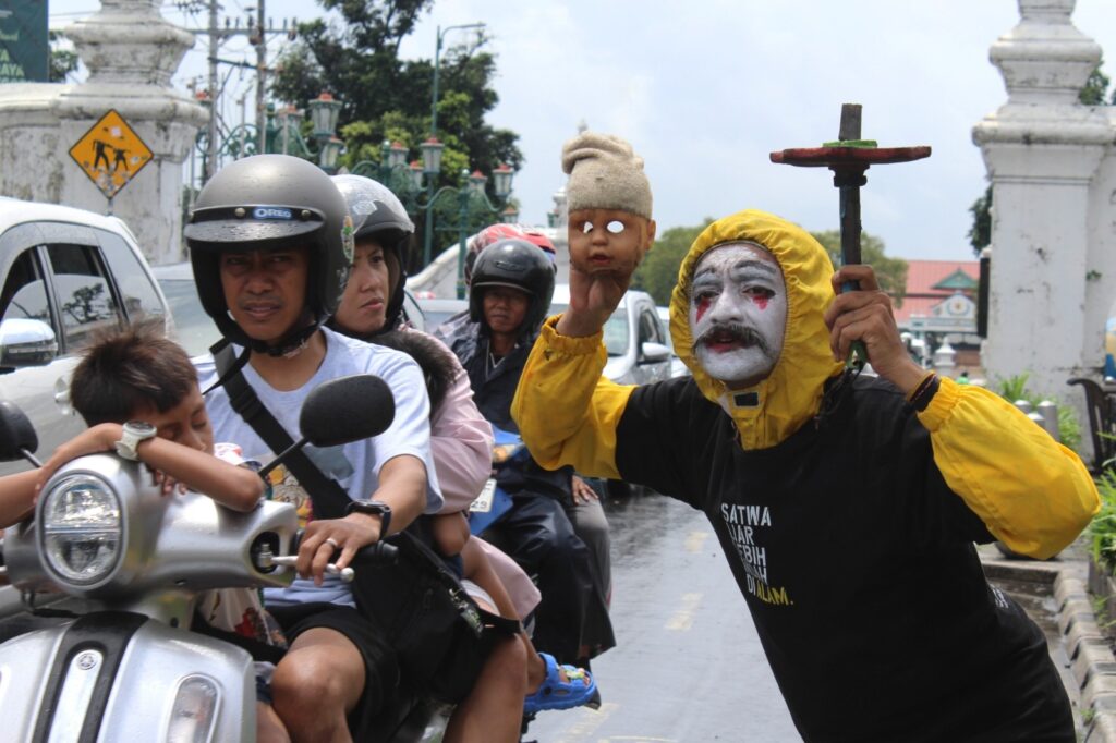 Peringatan Hari Monyet Ekor Panjang Sedunia di Jogja. MOJOK.CO