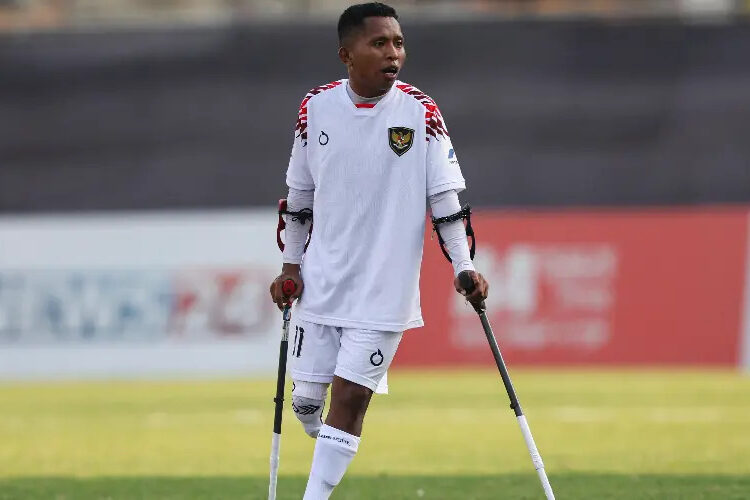 Sirilus Siko (24). Jadi kurir JNE di Surabaya, dapat beasiswa kuliah kampus swasta, dan mengejar mimpi menjadi pemain sepak bola amputasi MOJOK.CO