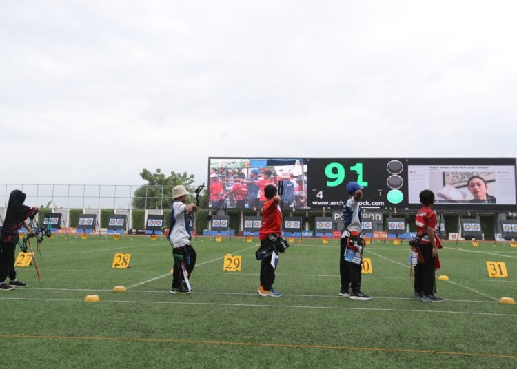 Pertandingan panahan. MOJOK.CO