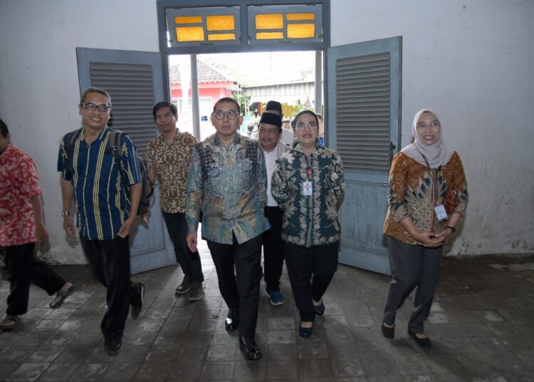 Menteri Kebudayaan, Fadli Zon, bersama Wali Kota, Agustina Wilukeng, saat meninjau Gedung Sarekat Islam Semarang MOJOK.CO