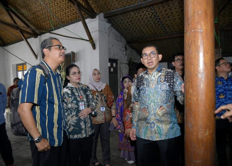 Menteri Kebudayaan, Fadli Zon, bersama Wali Kota, Agustina Wilukeng, saat meninjau Gedung Sarekat Islam Semarang MOJOK.CO