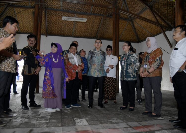 Menteri Kebudayaan, Fadli Zon, bersama Wali Kota, Agustina Wilukeng, saat meninjau Gedung Sarekat Islam Semarang MOJOK.CO