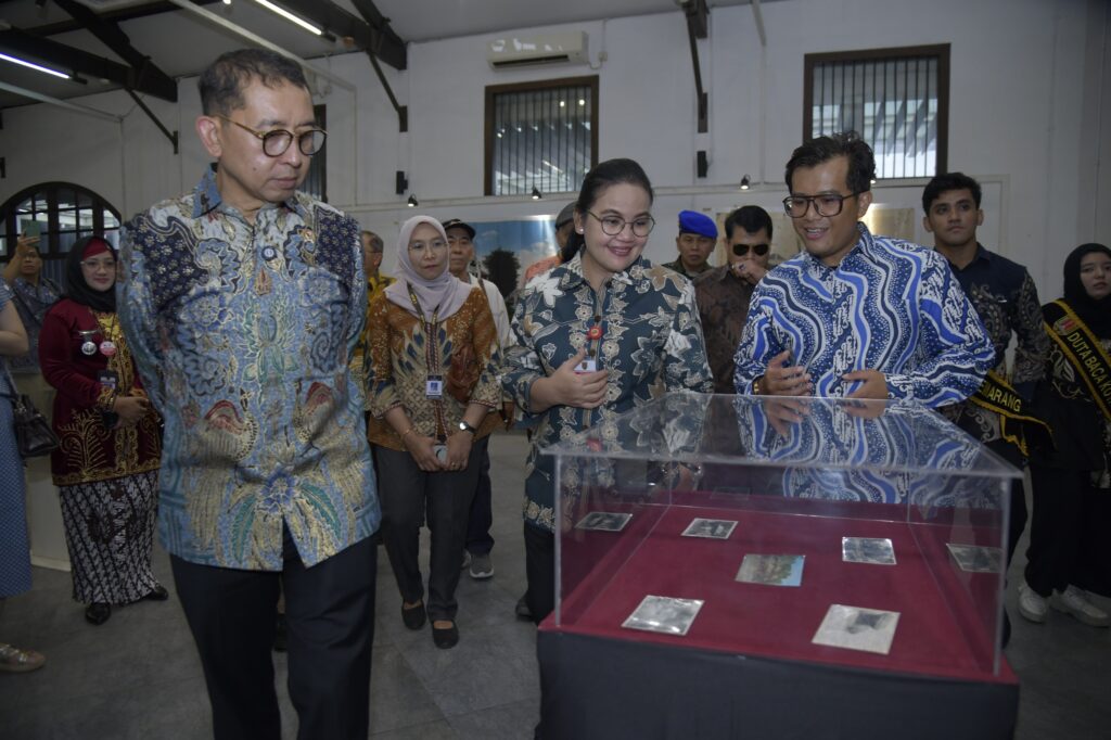 Menteri Kebudayaan Fadli Zon dan Wali Kota Agustina Wilujeng ajak anak muda mengenal sejarah Kota Semarang lewat kartu pos MOJOK.CO
