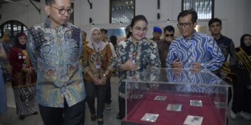 Menteri Kebudayaan Fadli Zon dan Wali Kota Agustina Wilujeng ajak anak muda mengenal sejarah Kota Semarang lewat kartu pos MOJOK.CO