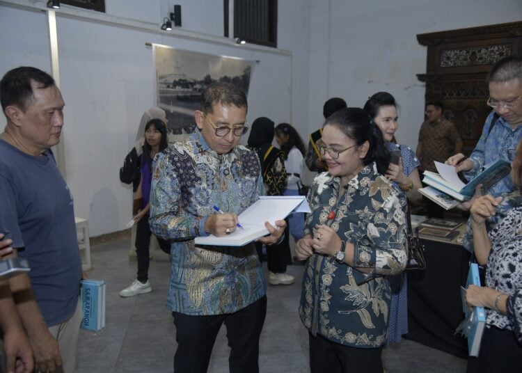 Menteri Kebudayaan Fadli Zon dan Wali Kota Agustina Wilujeng ajak anak muda mengenal sejarah Kota Semarang lewat kartu pos MOJOK.CO