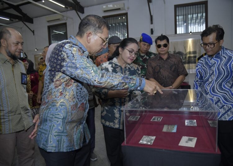 Menteri Kebudayaan Fadli Zon dan Wali Kota Agustina Wilujeng ajak anak muda mengenal sejarah Kota Semarang lewat kartu pos MOJOK.CO