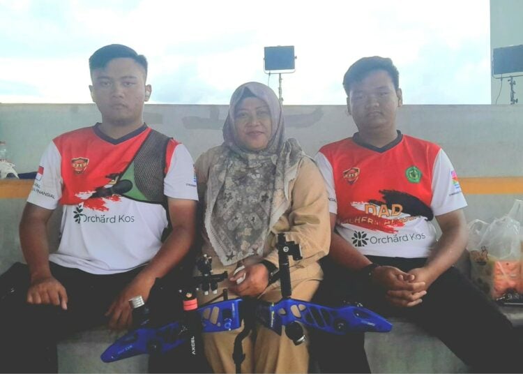 Praja Pratama berfoto dengan ibu. MOJOK.CO