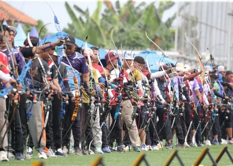 Sejumlah orang memanah. MOJOK.CO