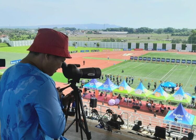 Lihat panah lewat teropong. MOJOK.CO