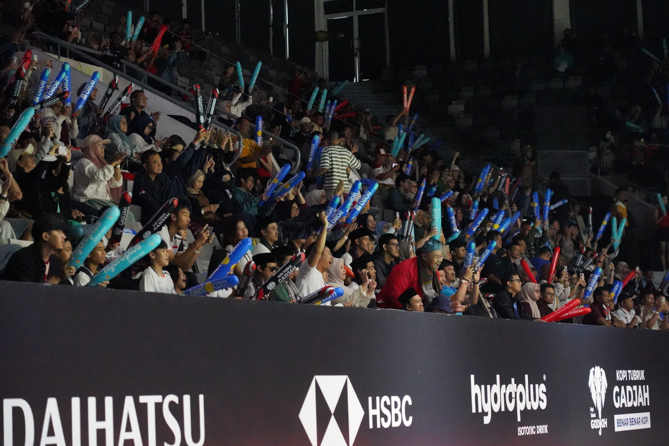 Suasana tribun penonton Daihatsu Indonesia Masters 2026 di Istora Senayan MOJOK.CO