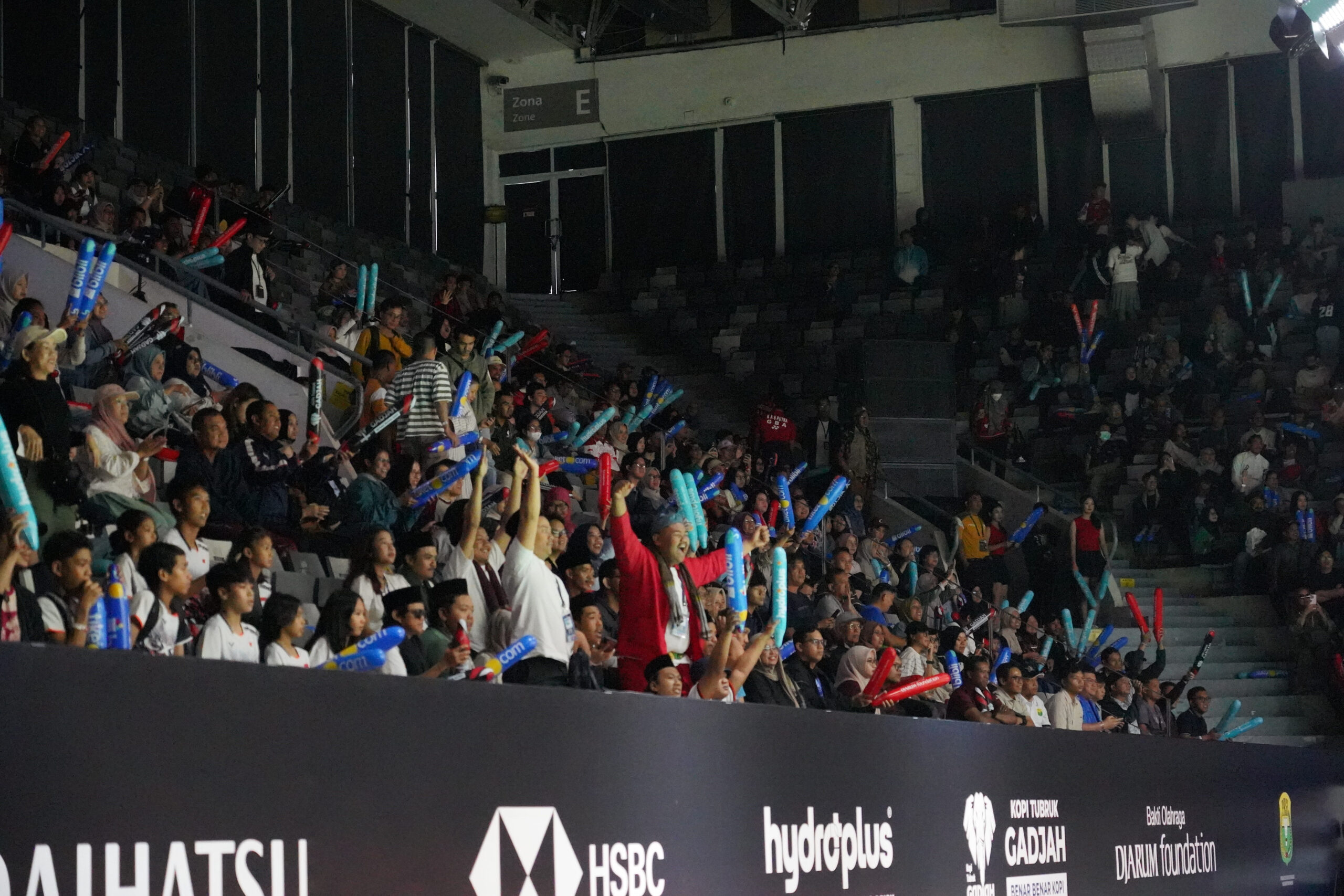 Suasana tribun penonton Daihatsu Indonesia Masters 2026 di Istora Senayan MOJOK.CO