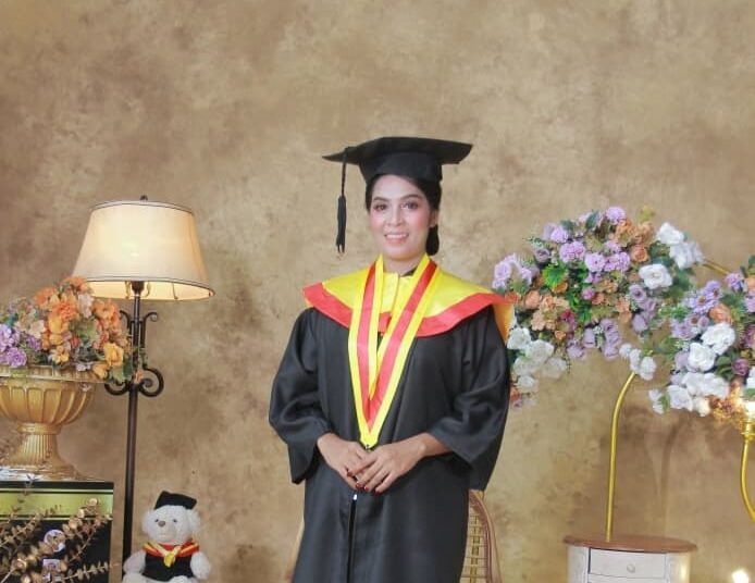 Olin, wisudawan terbaik Universitas Muhammadiyah Madiun (UMMAD) pada 2025. MOJOK.CO