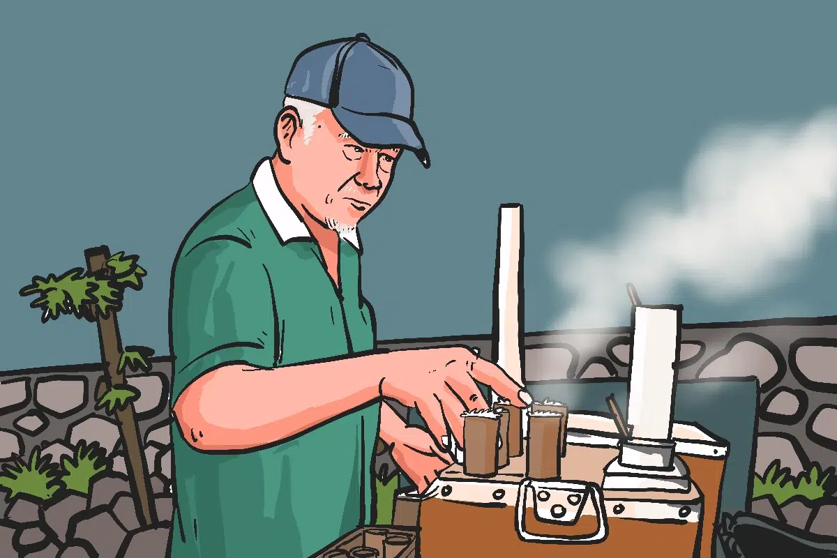 Kegigihan Gunawan Jualan Kue Putu di Kota-kota Besar selama 51 Tahun agar Keluarga Hidup Sejahtera di Desa