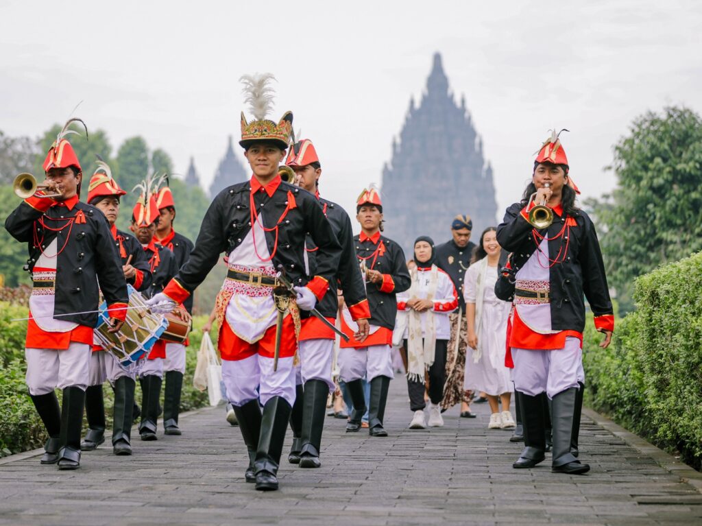 Liburan di Candi. MOJOK.CO