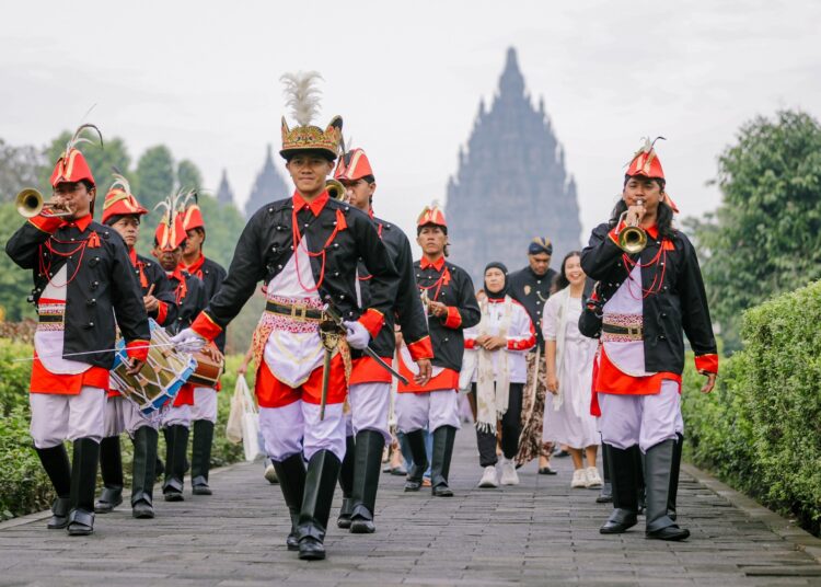 Liburan di Candi. MOJOK.CO