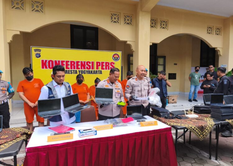 Konferensi pers pengungkapan modus kantor scammer berbasis love scam Gito Gati, Sleman, oleh Polresta Yogyakarta MOJOK.CO