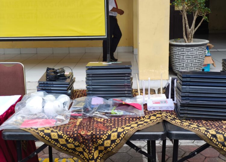 Barang bukti kasus kantor scammer berbasis love scam Gito Gati, Sleman MOJOK.CO