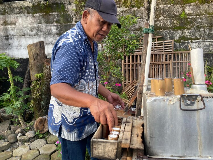 Gunawan penjual putu. MOJOK.CO