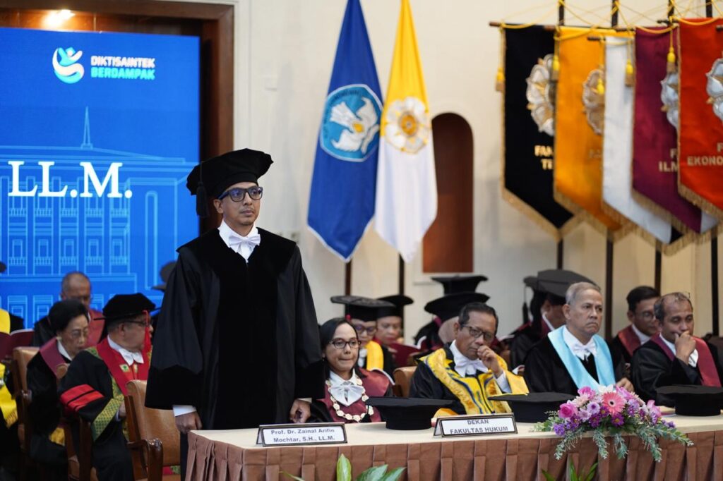 Momen haru saat pengukuhan Zainal Arifin Mochtar (Uceng) sebagai Guru Besar di Balai Senat UGM MOJOK.CO