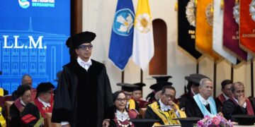 Momen haru saat pengukuhan Zainal Arifin Mochtar (Uceng) sebagai Guru Besar di Balai Senat UGM MOJOK.CO