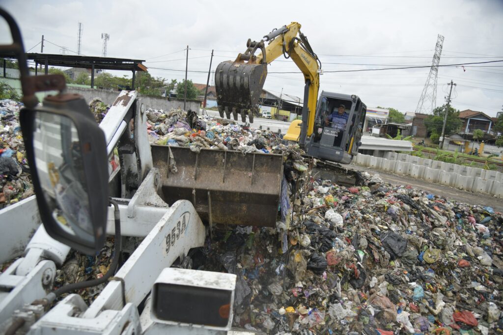 Gotong royong atasi tumpukan sampah Kota Semarang MOJOK.CO