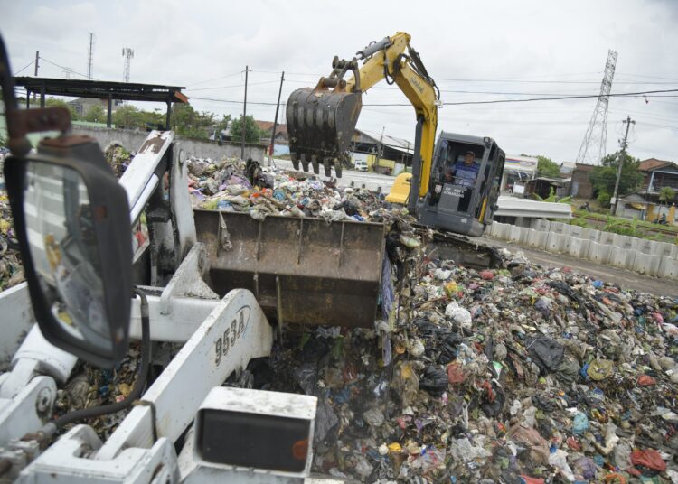 Gotong royong atasi tumpukan sampah Kota Semarang MOJOK.CO