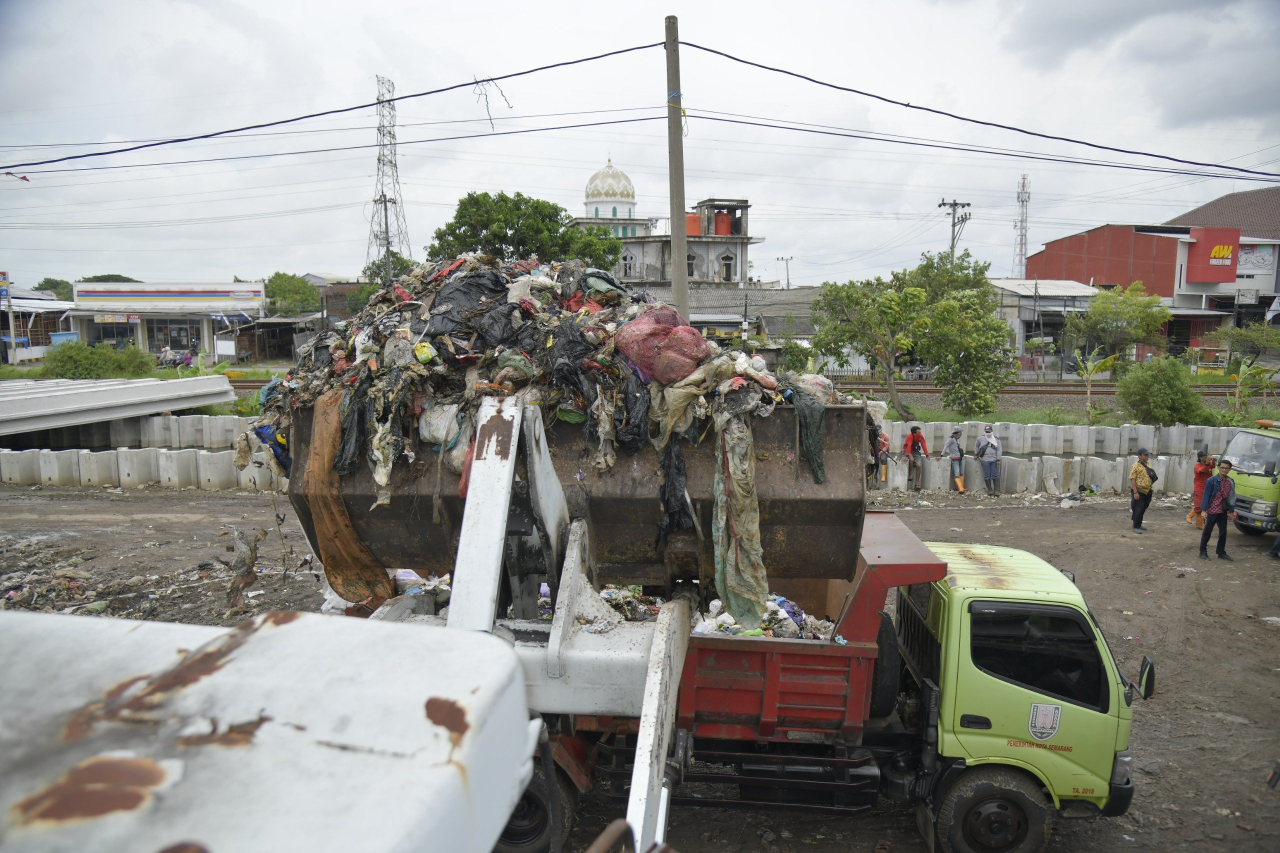 Gotong royong atasi tumpukan sampah Kota Semarang MOJOK.CO