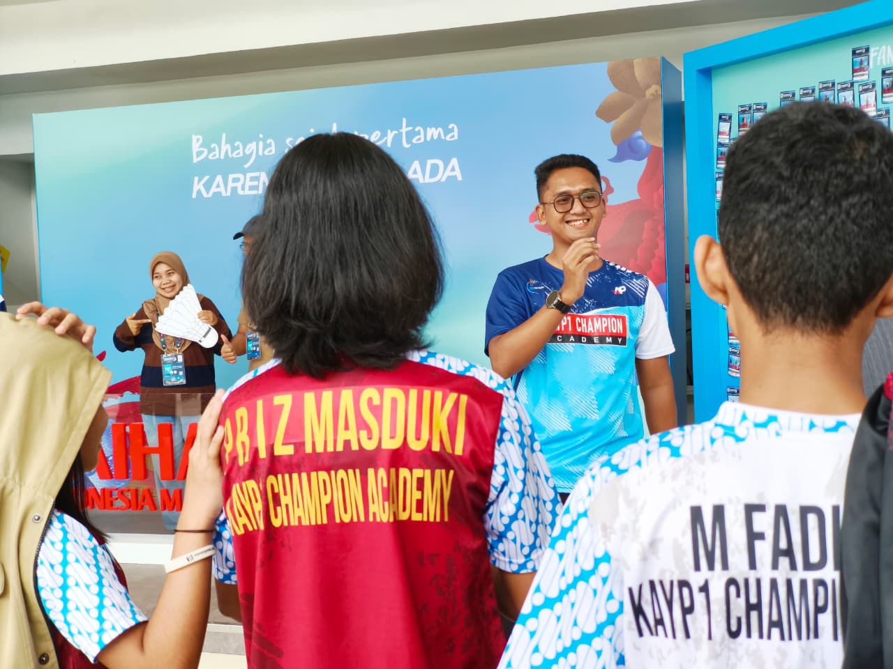 Axio memberi motivasi anak didiknya yang nonton bulu tangkis langsung di Istora Senayan MOJOK.CO