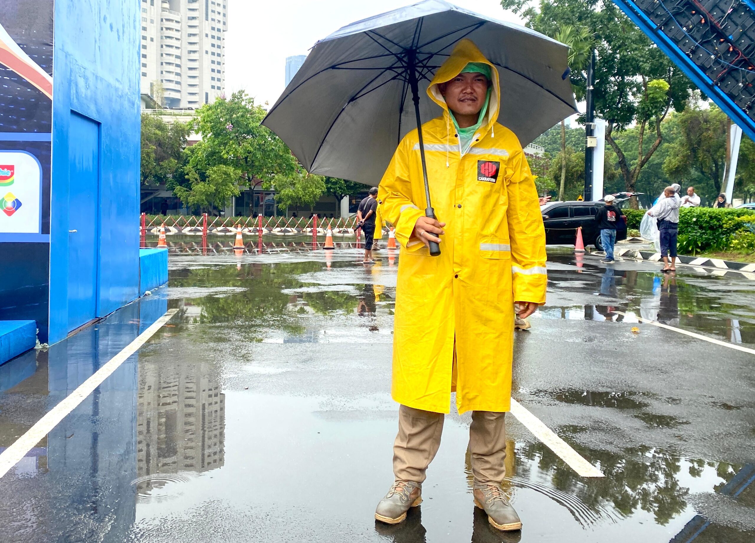 ojek payung.MOJOK.CO