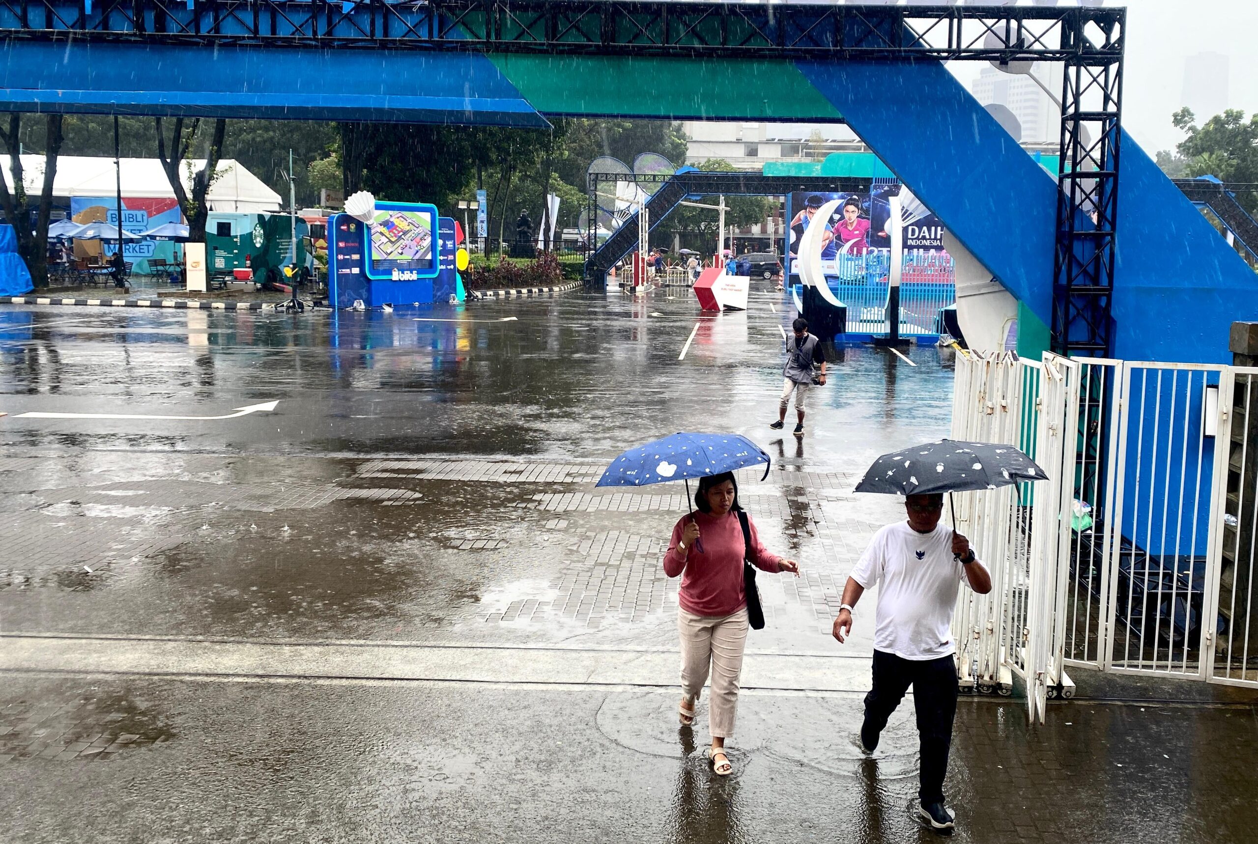 ojek payung, indonesia masters 2026.MOJOK.CO