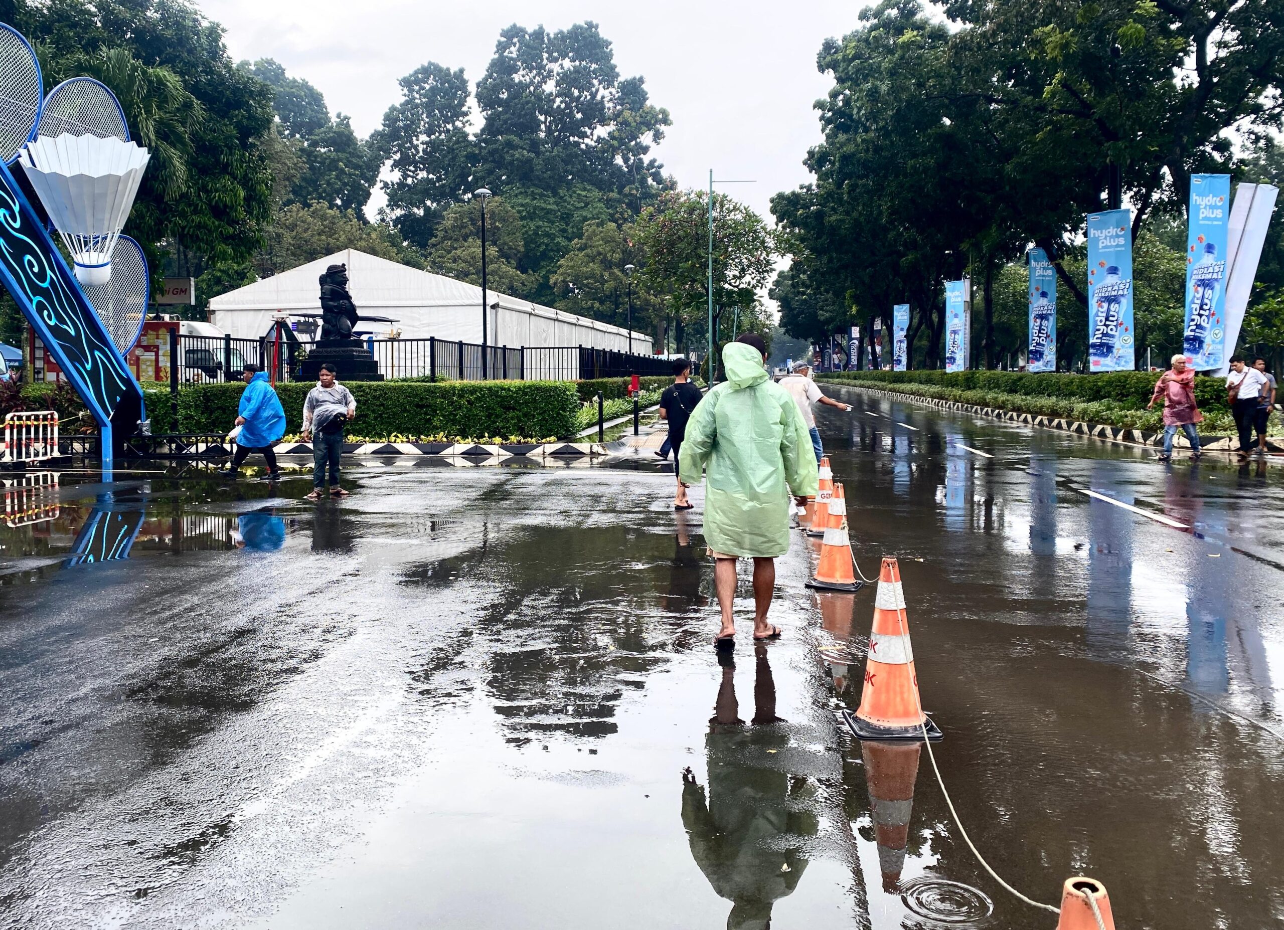 ojek payung.MOJOK.CO