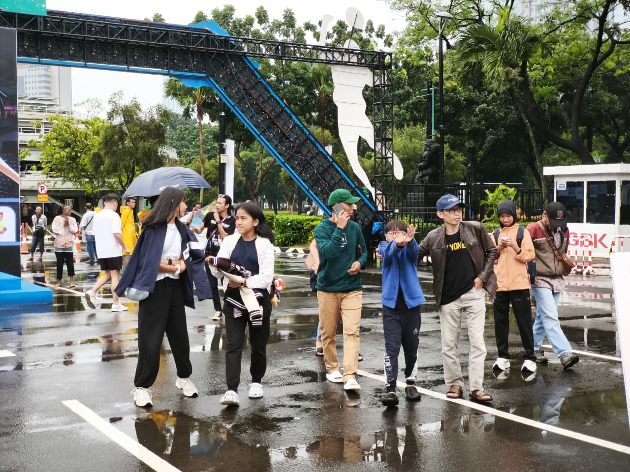 Meski hujan, para penonton tetap berdatangan untuk menyaksikan Daihatsu Indonesia Masters 2026 di Istora Senayan, Jakarta MOJOK.CO
