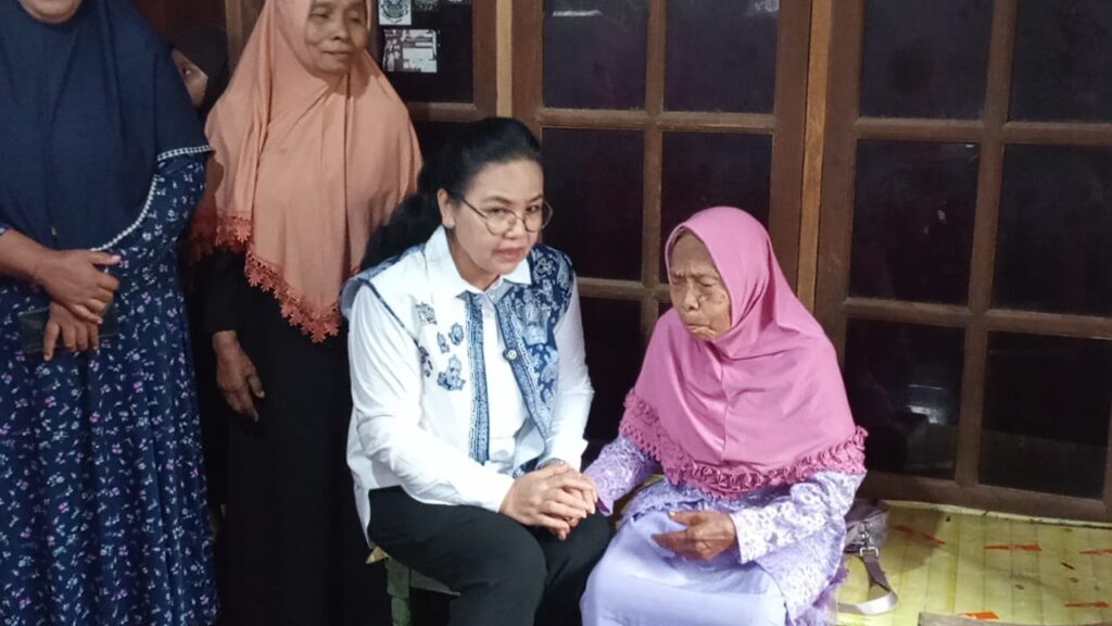 Wali Kota Semarang, Agustina Wilujeng akan renovasi rumah tak layak huni Mbah Kamijah di Gunungpati MOJOK.CO