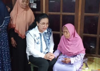 Wali Kota Semarang, Agustina Wilujeng akan renovasi rumah tak layak huni Mbah Kamijah di Gunungpati MOJOK.CO