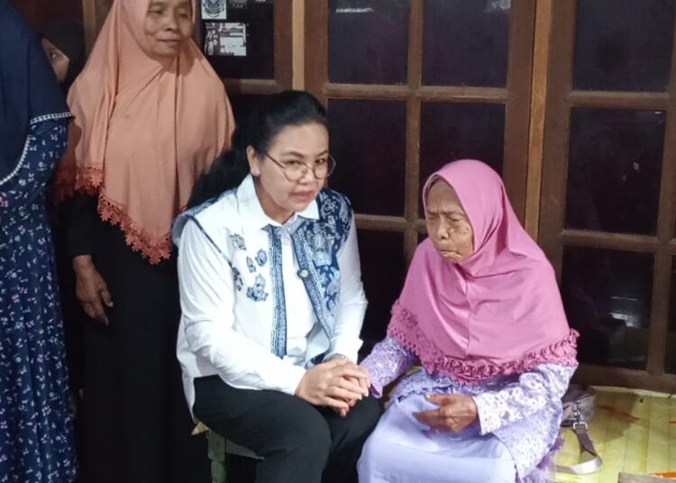 Wali Kota Semarang, Agustina Wilujeng akan renovasi rumah tak layak huni Mbah Kamijah di Gunungpati MOJOK.CO