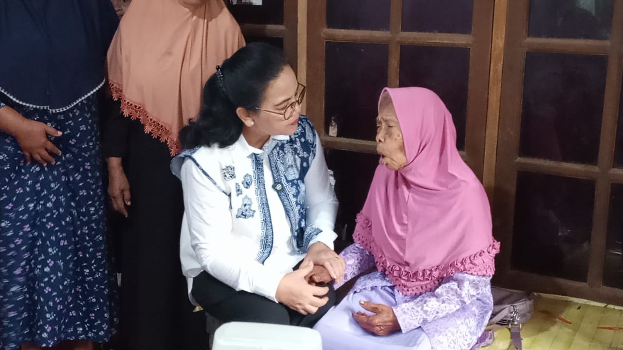 Wali Kota Semarang, Agustina Wilujeng akan renovasi rumah tak layak huni Mbah Kamijah di Gunungpati MOJOK.CO