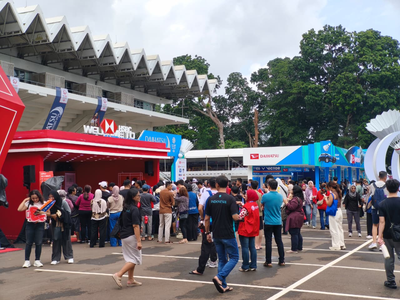 Gelombang penikmat bulu tangkis yang ingin nonton Daihatsu Indonesia Masters 2026 di Istora Senayan, Jakarta MOJOK.CO