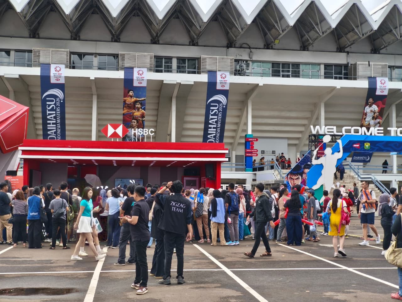 Gelombang penikmat bulu tangkis yang ingin nonton Daihatsu Indonesia Masters 2026 di Istora Senayan, Jakarta MOJOK.CO