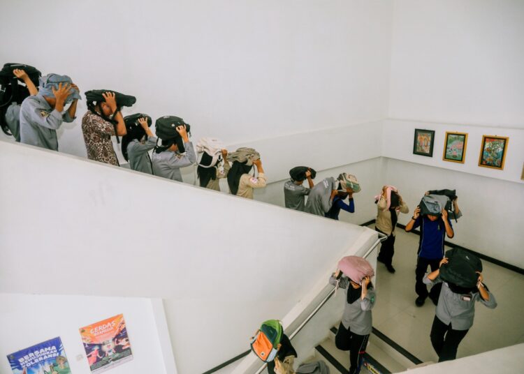 Murid berhamburan kelas. MOJOK.CO