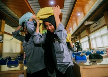 Siswi SMA di Bantul, Yogyakarta mengikuti pelatihan tanggap bencana dari IDM. MOJOK.CO