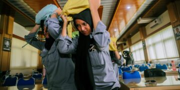 Siswi SMA di Bantul, Yogyakarta mengikuti pelatihan tanggap bencana dari IDM. MOJOK.CO