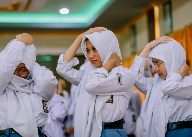 Peserta melindungi kepala. MOJOK.CO