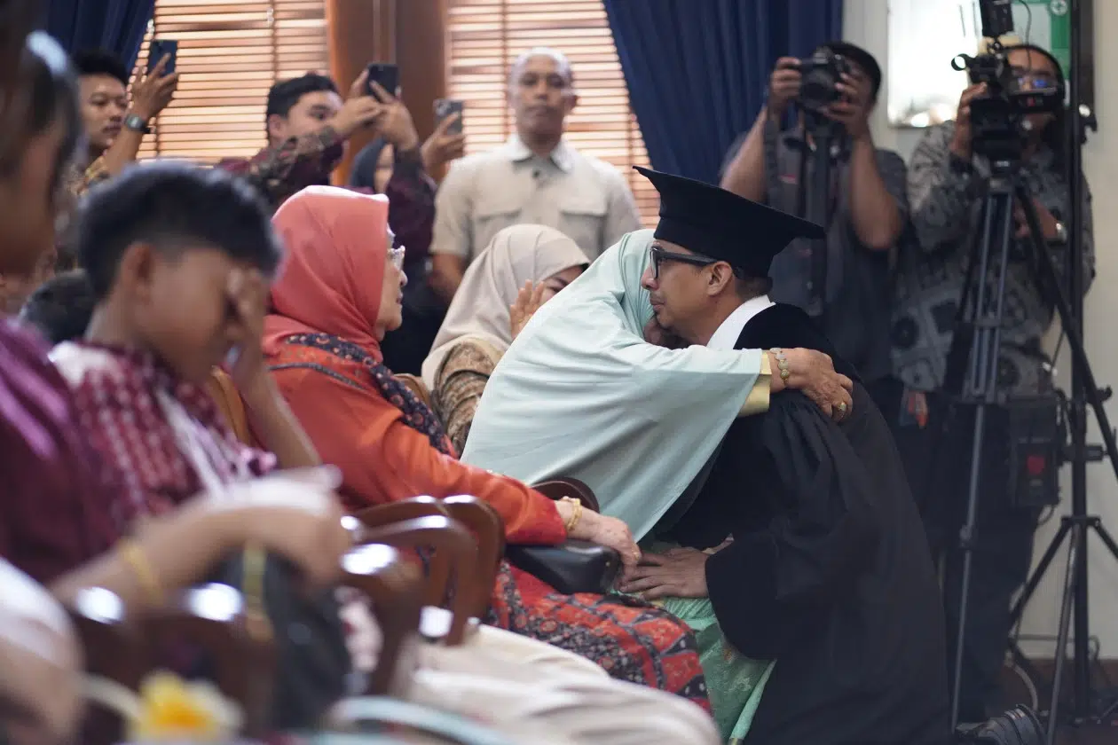 Momen haru saat pengukuhan Zainal Arifin Mochtar (Uceng) sebagai Guru Besar di Balai Senat UGM MOJOK.CO