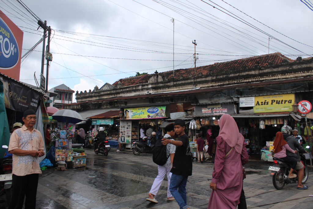 Peziarah di luar masjid. MOJOK.CO