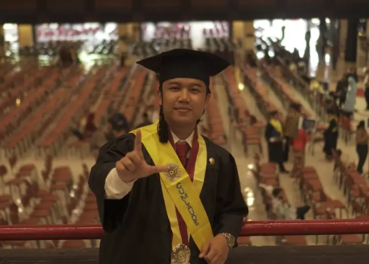 Aji berpose saat wisuda. MOJOK.CO