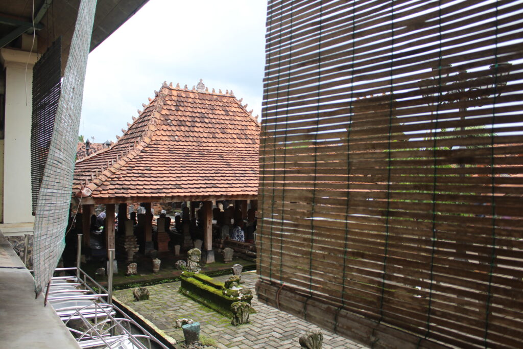 Makam sunan. MOJOK.CO
