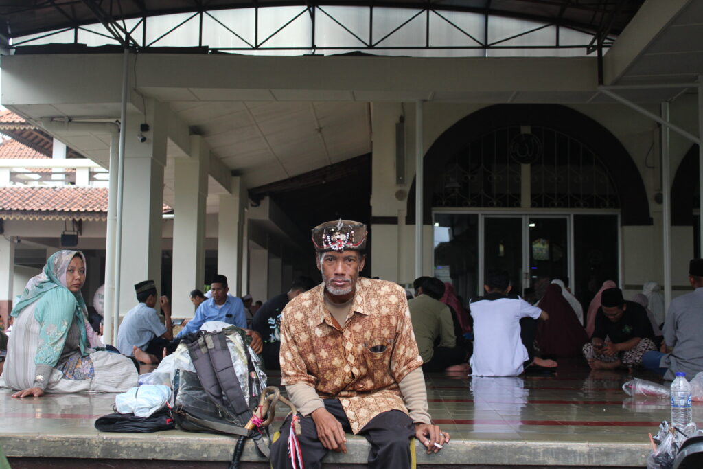 peziarah unik. MOJOK.CO