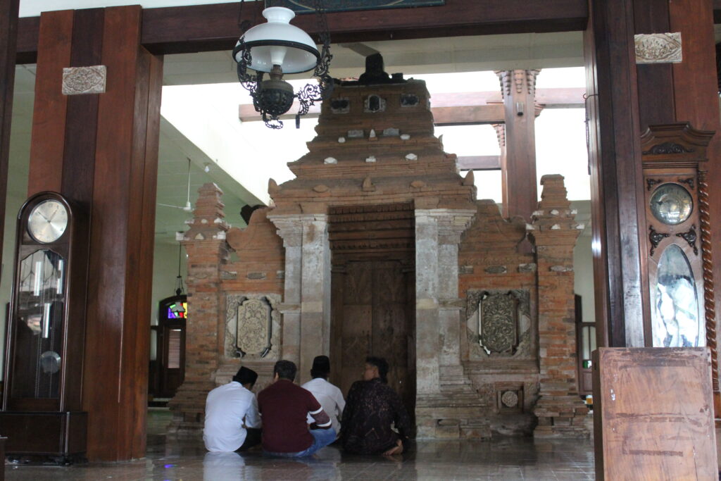 candi dalam masjid. MOJOK.CO